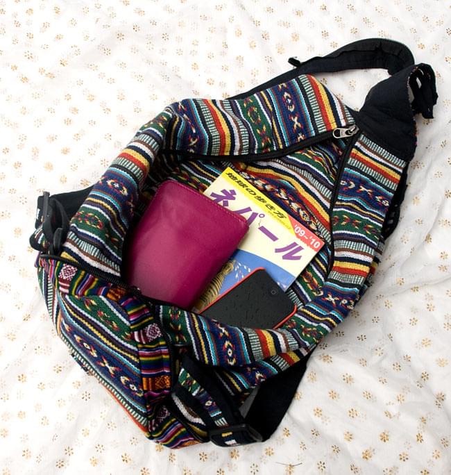 折りたためるから便利!おにぎりバックパックの商品写真 10枚目 本、お財布、水筒・・・まだまだたくさん入ります。