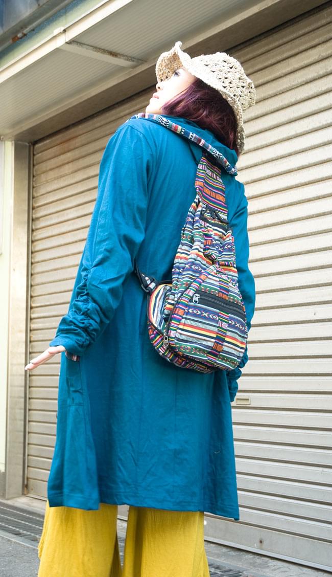 折りたためるから便利!おにぎりバックパックの商品写真 11枚目 身長150?のスタッフが持ってみました。ワンショルダーとしても使えます。