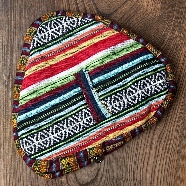 折りたためるから便利!おにぎりバックパックの商品写真 6枚目 裏面です。ベルト通しも付いているので、腰に巻き付けてもいいですね。