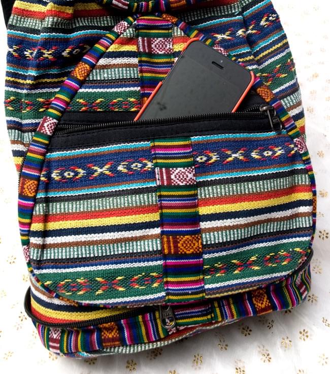 折りたためるから便利!おにぎりバックパックの商品写真 9枚目 下部ポケットは携帯がぴったりはいる大きさです。