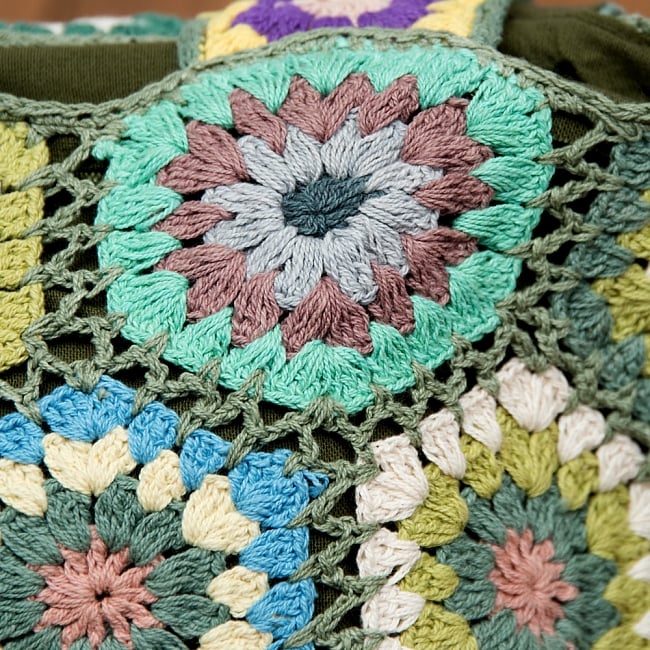 【全2色】お花刺繍のショルダーバッグ【山型・小】グリーン 3 - 刺繍部分をアップにしてみました。手作りの為、細かい配色はそれぞれ異なりますが、どれもとってもかわいいです^^