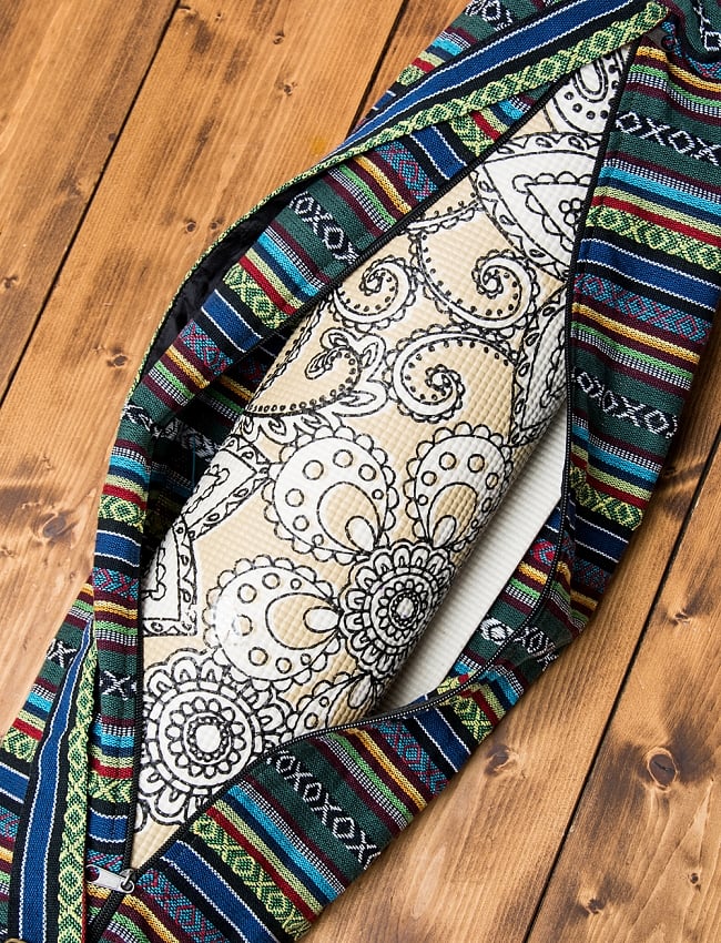 [ジッパータイプ]ネパール織り布のヨガマットバッグ 4 - 裏面はジッパーが大きく開いてヨガマットを容易に取り出すことができます。