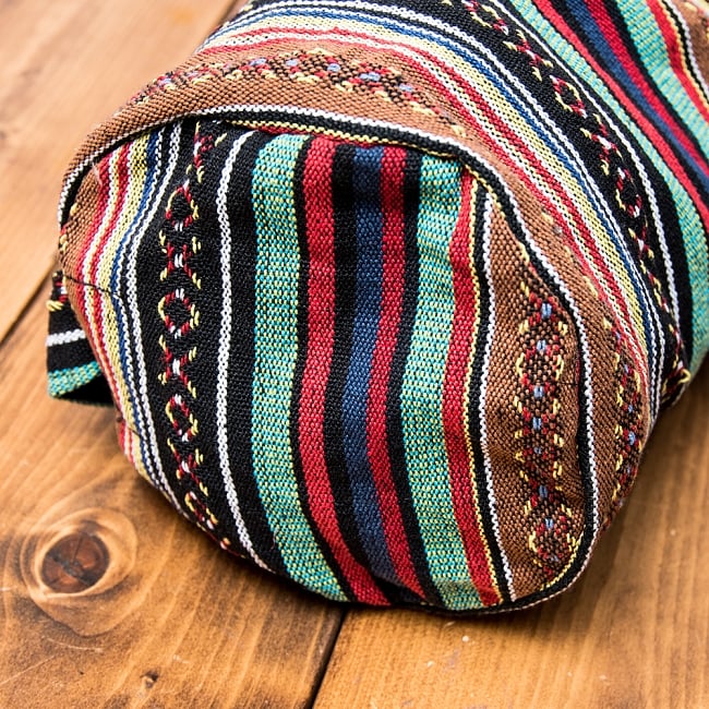 [ジッパータイプ]ネパール織り布のヨガマットバッグ 2 - 底の部分をアップにしてみました。直径は16cm程度になります。