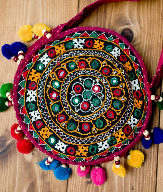 カッチ刺繍のポシェット - 丸型 10 - 丁寧な刺繍が施された、インドならではのバッグです