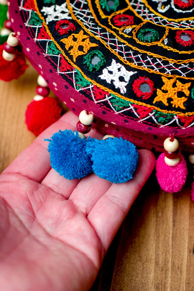カッチ刺繍のポシェット - 丸型 5 - 周囲にはボンボンがついています。愛らしいデザインですね