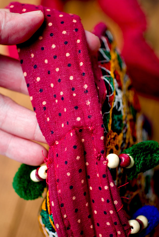 カッチ刺繍のポシェット - 丸型 6 - ショルダー部分です。少し長めの肩掛けです。ながさ調整機能はありませんが、エスニックなピンなどで調整するのも素敵ですね