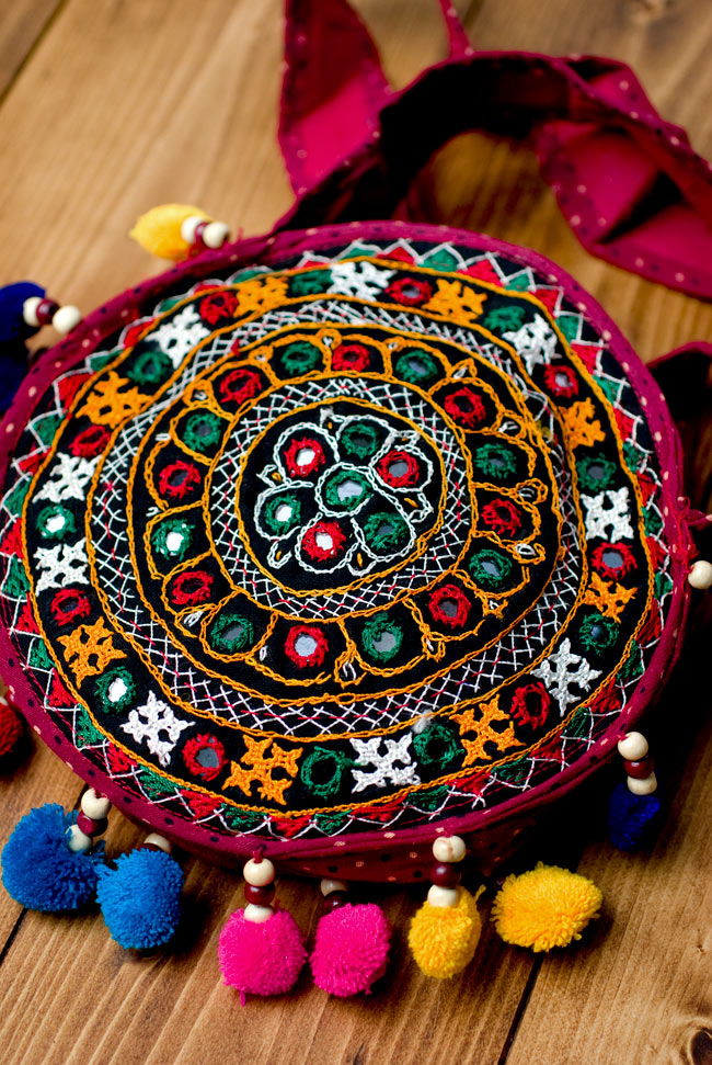 カッチ刺繍のポシェット - 丸型 7 - 裏面にも同様に刺繍が施されています。