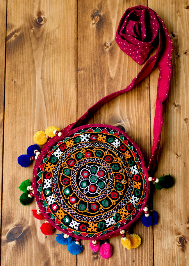 カッチ刺繍のポシェット - 丸型の写真