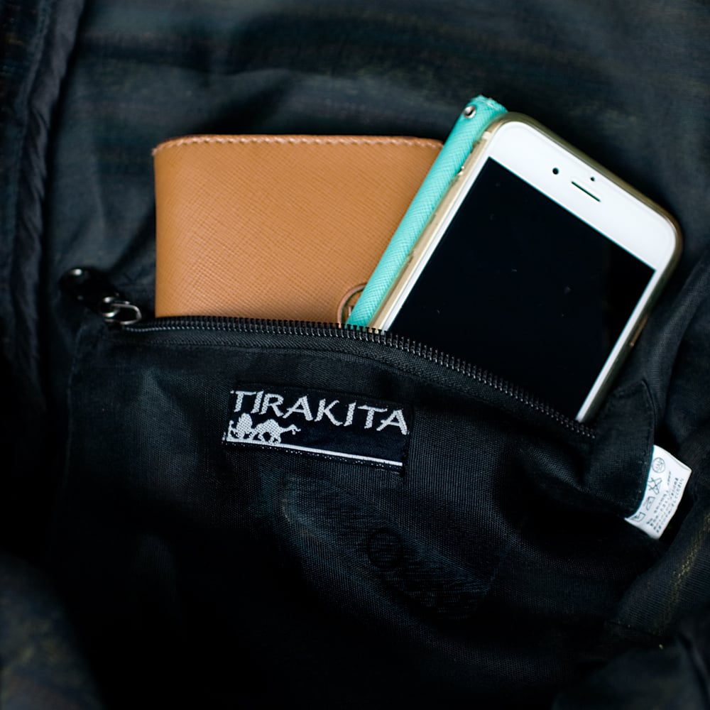ネパールゲリのバックパック - 青×茶×白系 10 - 携帯やキーケースがすっぽり入る、ジップ付き内ポケットがついています！嬉しいですね＾＾