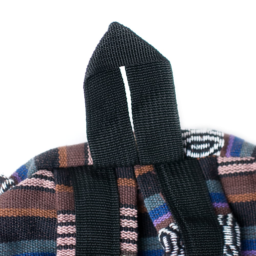 ネパールゲリのバックパック - 青×茶×白系 6 - バッグ上部には、もちろん引っ掛けておくための輪っかが付いております。