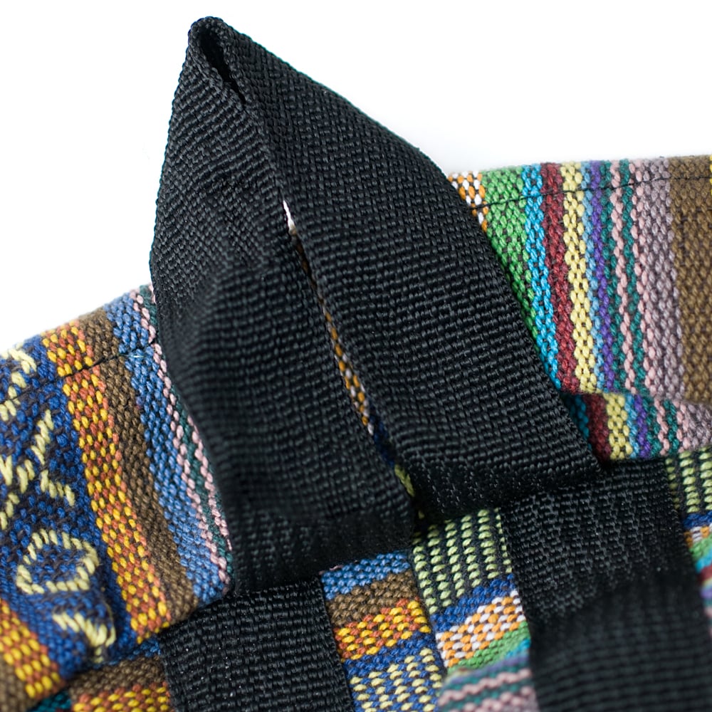 ネパールゲリのバックパック - 緑×青×茶系 6 - バッグ上部には、もちろん引っ掛けておくための輪っかが付いております。