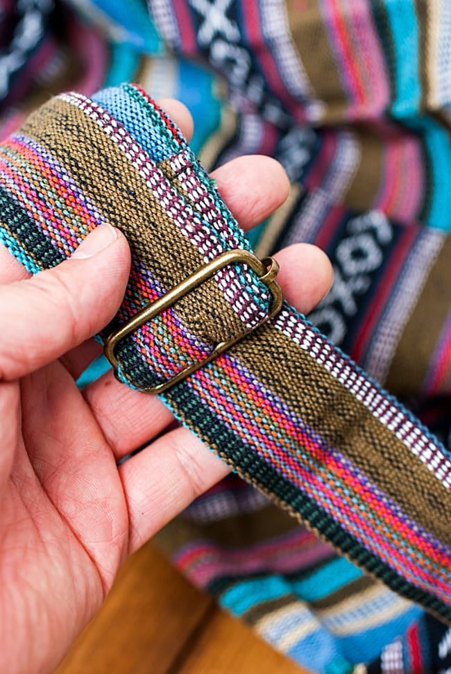 【大サイズ】ネパール織り布のヨガマットバッグ 10 - ストラップは長さ調整ができます。ここにも刺繍がついているのが可愛いですね。
