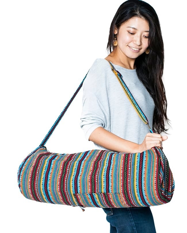 【大サイズ】ネパール織り布のヨガマットバッグ 12 - 色違いの商品をモデルさんが持ってみました。