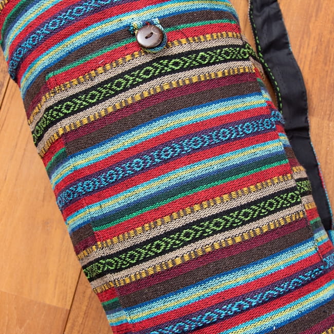 【大サイズ】ネパール織り布のヨガマットバッグ 3 - ポケット収納つきなので、小物類を入れておくことができて便利です。