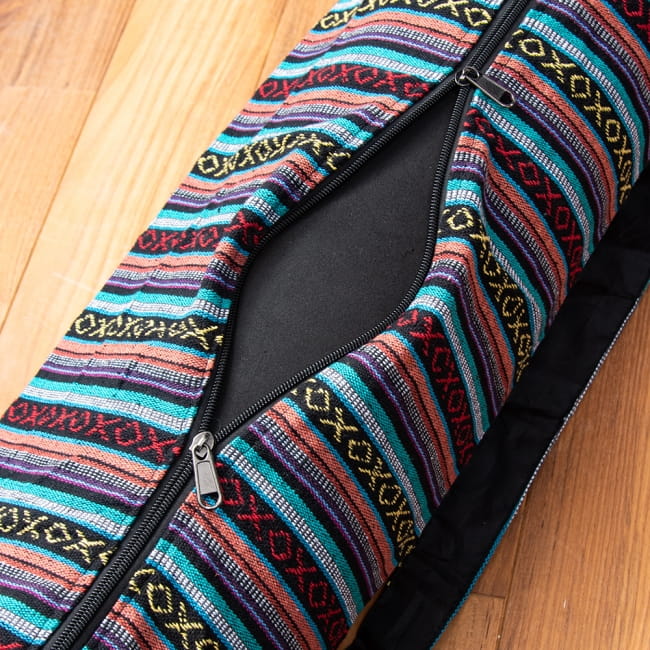 【大サイズ】ネパール織り布のヨガマットバッグ 6 - ファスナーは2つ付いているので、大きく開くことができとっても便利に。