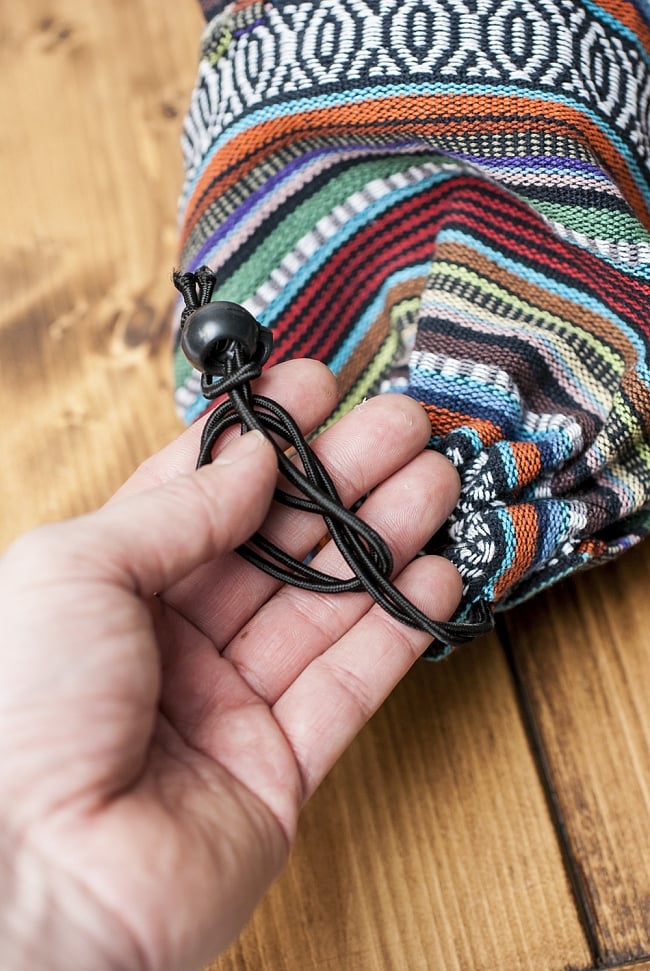 ネパール織り布のヨガマットバッグ 3 - 収納口は紐で巾着式に絞れます。
