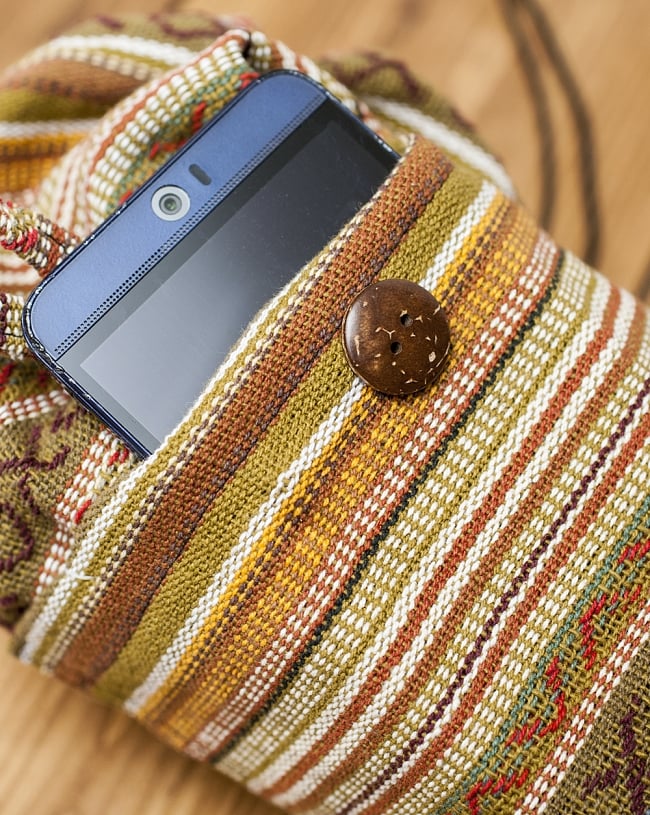 ネパール織り布のヨガマットバッグ 5 - 正面側には小物入れがあります。