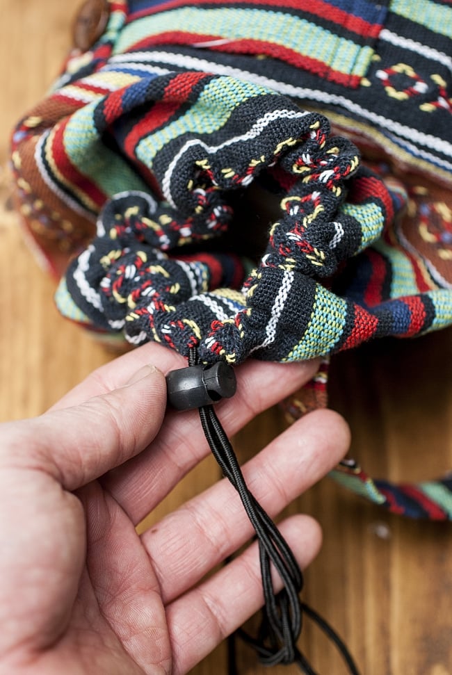 [ワイドサイズ]ネパール織り布のヨガマットバッグ 3 - 収納口は紐で巾着式に絞れます。