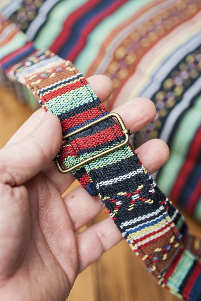 [ワイドサイズ]ネパール織り布のヨガマットバッグ 4 - ストラップは長さを調整できて便利ですね。