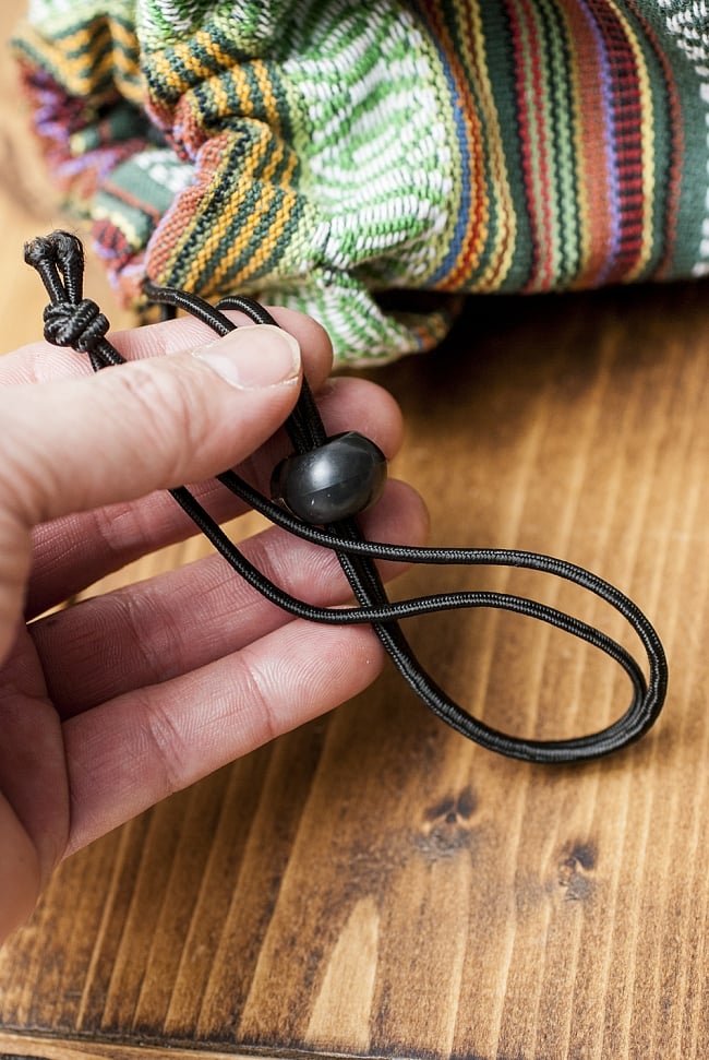 [ワイドサイズ]ネパール織り布のヨガマットバッグ 3 - 収納口は紐で巾着式に絞れます。