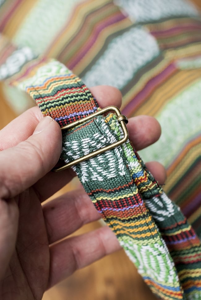 [ワイドサイズ]ネパール織り布のヨガマットバッグ 4 - ストラップは長さを調整できて便利ですね。