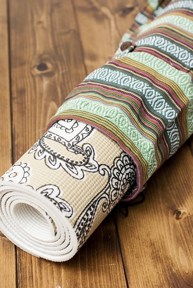 [ワイドサイズ]ネパール織り布のヨガマットバッグ 7 - 使用したヨガマットはサイズ：約173cm ×約61cm 厚さ：約6mmのものです。こちらのサイズのヨガマットが余裕を持って収納できました。マットの他にタオルなども入れることができますね。