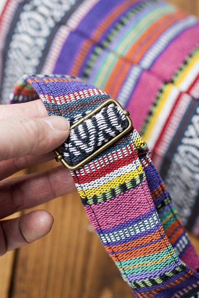 ネパール織り布のヨガマットバッグ 4 - ストラップは長さを調整できて便利ですね。
