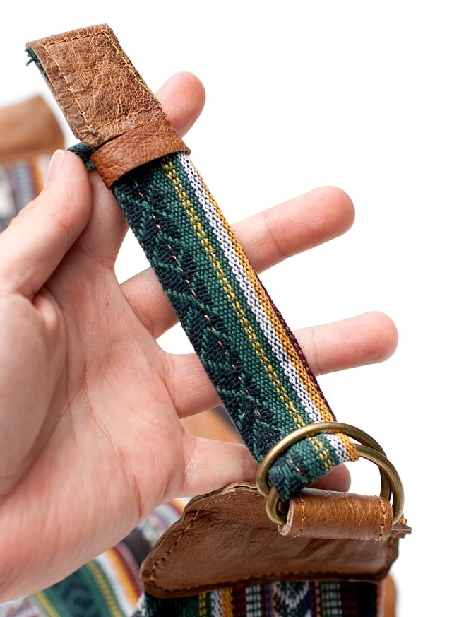 エスノ刺繍のバナナ型レザーショルダーバッグ - 緑系 3 - この調整器具で肩掛け紐の長さを変える事ができます。付け根もレザーで補強されいて、しっかりとした作りです。