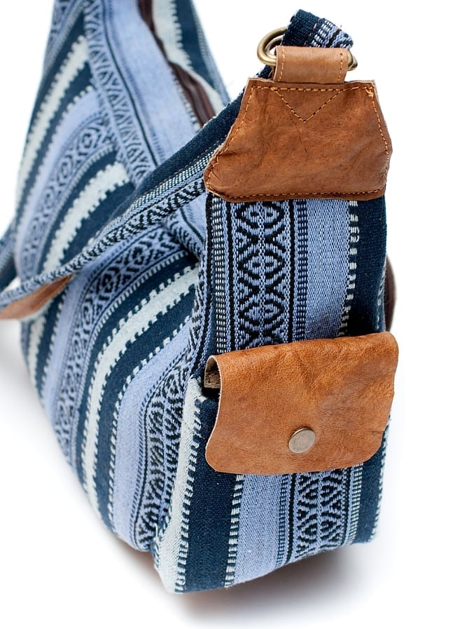 エスノ刺繍のバナナ型レザーショルダーバッグ - 青系 2 - 左側のポケットです。
