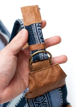 エスノ刺繍のバナナ型レザーショルダーバッグ - 青系 - サブ3