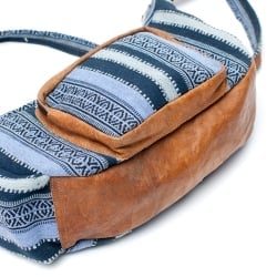 エスノ刺繍のバナナ型レザーショルダーバッグ - 青系 - サブ4