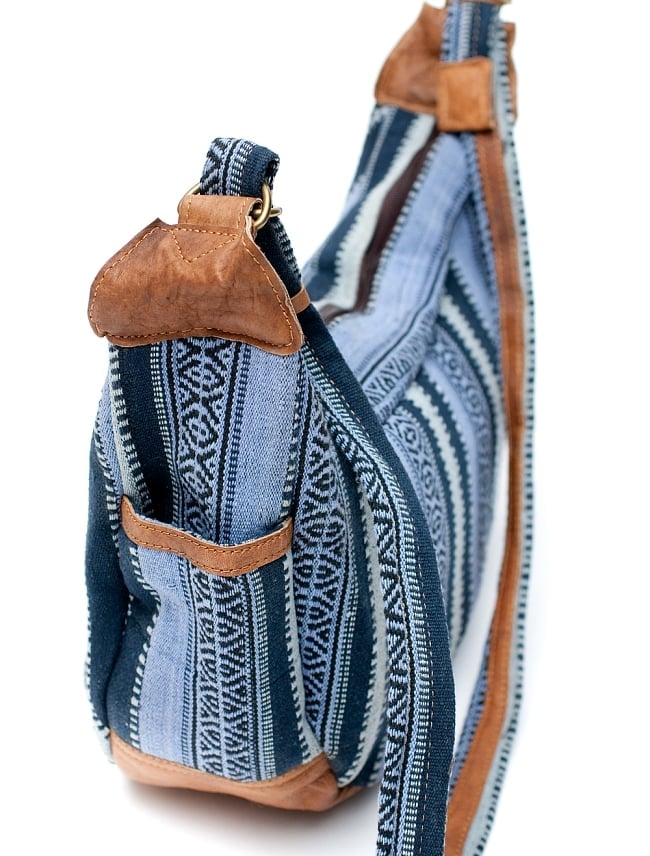 エスノ刺繍のバナナ型レザーショルダーバッグ - 青系 5 - 右側のポケットです。