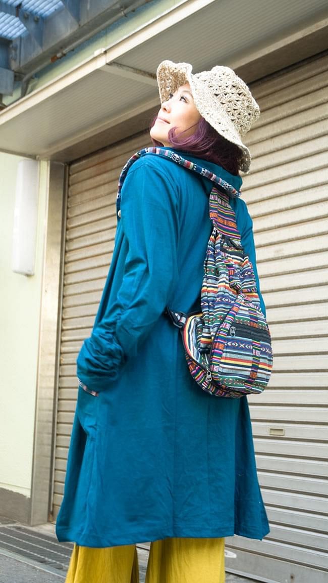 折りたためるから便利!おにぎりバックパックの商品写真 12枚目 両肩に掛けてみた様子です。