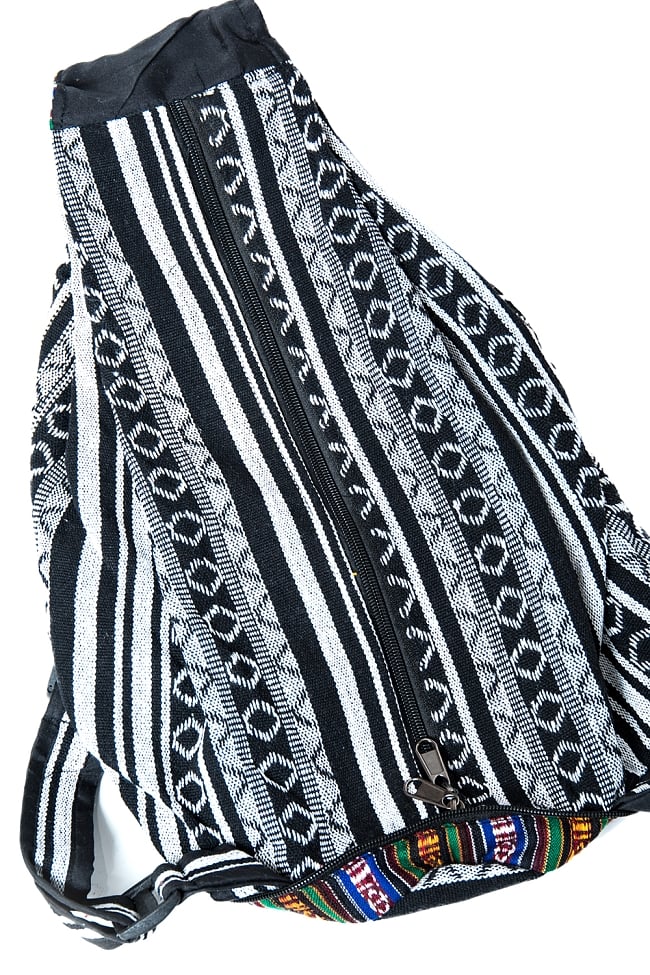 折りたためるから便利!おにぎりバックパックの商品写真 4枚目 背中面には大きなジップがあるので、ここから物を出し入れできます。