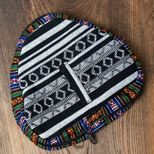 折りたためるから便利!おにぎりバックパックの商品写真 6枚目 裏面です。ベルト通しもあるので、ウエストポーチみたいに使うことも!