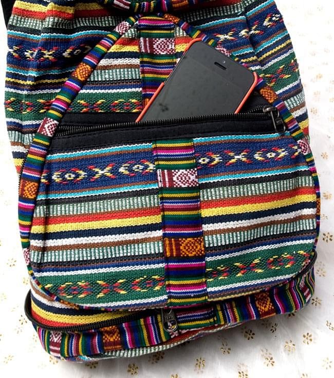 折りたためるから便利!おにぎりバックパックの商品写真 9枚目 下部のポケットには文庫本などが入るサイズです。