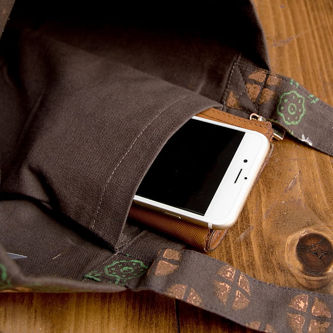 インドの木版染めトートバッグ【ブラウン】 5 - 携帯電話やキーケースがすっぽり入る内ポケット付きです♪