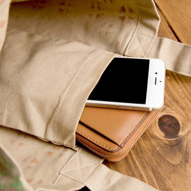 インドの木盤染めトートバッグ【ライトブラウン】 5 - 携帯電話やキーケースがすっぽり入る内ポケット付きです♪