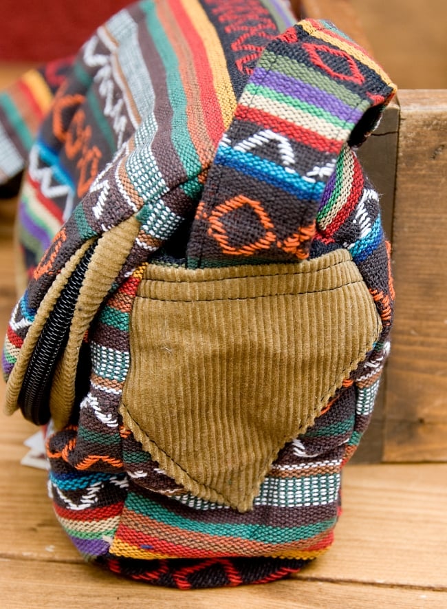 【収納たっぷり！】エスノ刺繍のショルダーバッグ - 黒系 2 - 側面にはスエード生地がついています