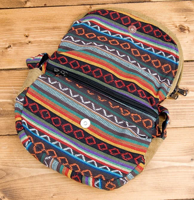 【収納たっぷり！】エスノ刺繍のショルダーバッグ - 黒系 3 - バックを開いてみました。