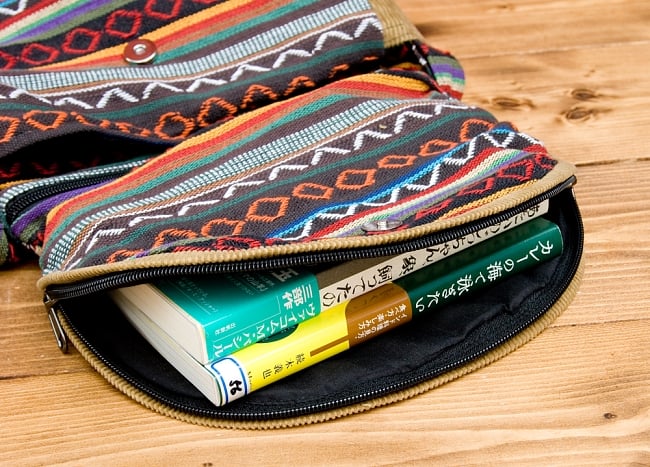 【収納たっぷり！】エスノ刺繍のショルダーバッグ - 黒系 5 - バックのフタ部分には収納部分が有ります。縦18.5cm、横13.5cm、厚さ1.5cmの本入ります。