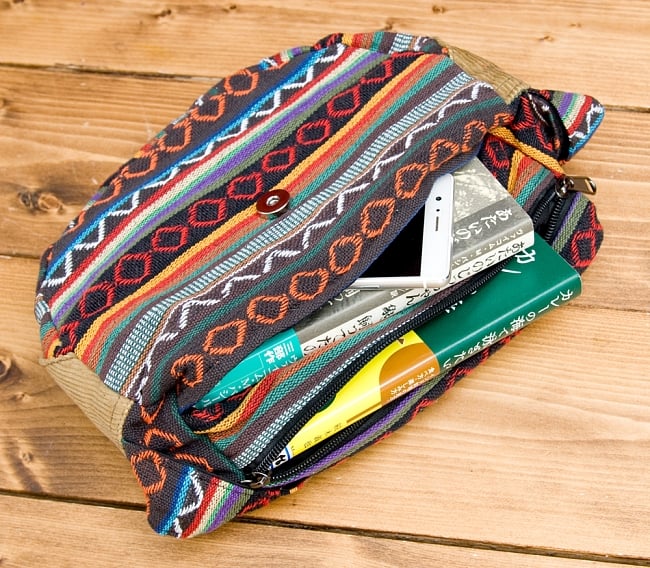 【収納たっぷり！】エスノ刺繍のショルダーバッグ - 黒系 6 - バッグの中の収納スペースも十分にあります。