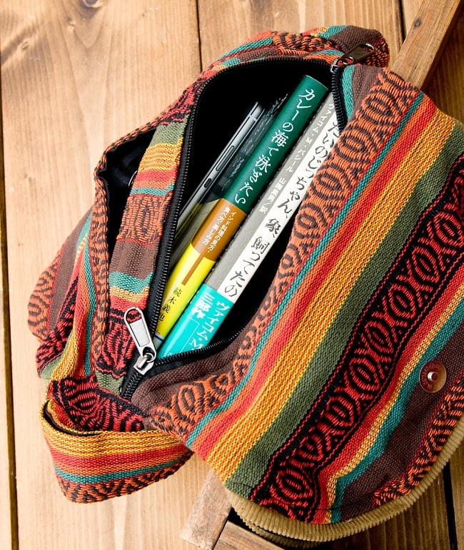 【収納たっぷり！】エスノ刺繍のショルダーバッグ - 黒系 7 - 中のジッパーの収納部分はこんなに入ります。（写真の商品は同じサイズの色違いです。）