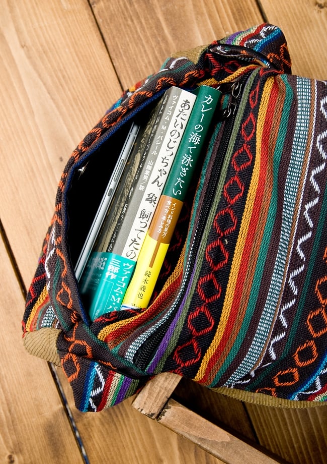 【収納たっぷり！】エスノ刺繍のショルダーバッグ - 黒系 8 - マグネット部分の収納もこんな感じです。（写真の商品は同じサイズの色違いです。）