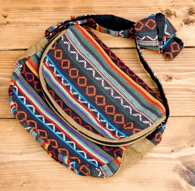 【収納たっぷり！】エスノ刺繍のショルダーバッグ - 黒系の写真エスニックバッグ,リュックサック,ショルダーバッグ,ポーチ,ゲリ,ネパール,