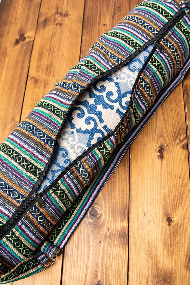 [ジッパータイプ]ネパール織り布のヨガマットバッグ 4 - 裏面はジッパーが大きく開いてヨガマットを容易に取り出すことができます。