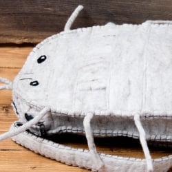 手作りフェルト　ネパールのゆるいアニマルリュックサック - ダイオウグソクムシさん - サブ5