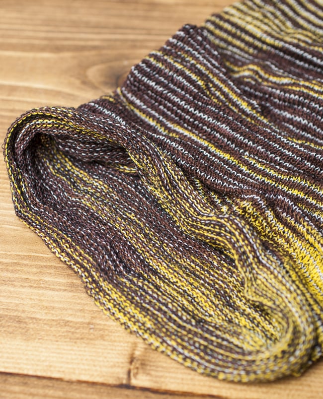 何通りも楽しめる!魔法のターバン 【黄×ブラウン】 4 - 端は縫いっぱなしなので、くるっとロール状になっています。特にほつれてくることはありませんのでご安心下さい。