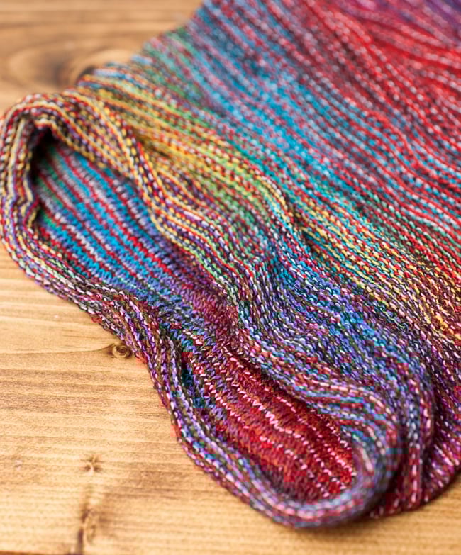 何通りも楽しめる!魔法のターバン 【レインボー】の商品写真 4枚目 端は縫いっぱなしなので、くるっとロール状になっています。特にほつれてくることはありませんのでご安心下さい。