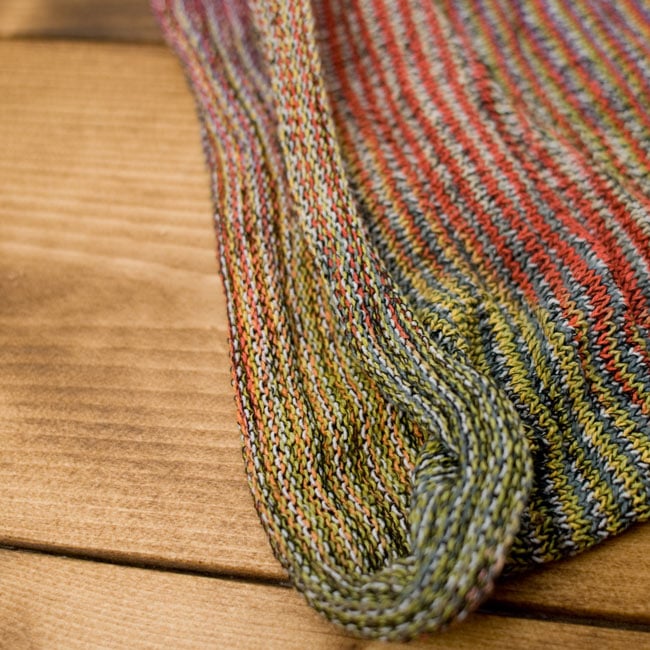 何通りも楽しめる!魔法のターバン 【黄×赤×オレンジ】の商品写真 4枚目 端は縫いっぱなしなので、くるっとロール状になっています。特にほつれてくることはありませんのでご安心下さい。